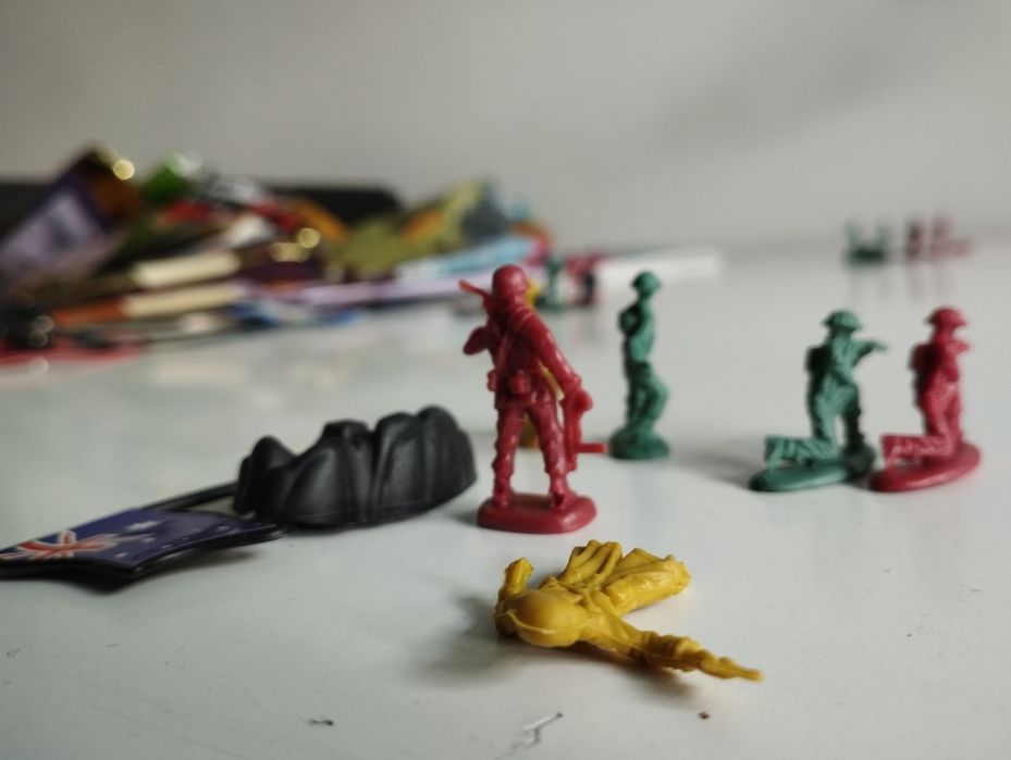 Игрушечные пластиковые солдатики