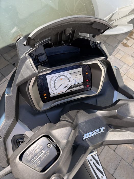 PIAGGIO MP3 530 EXCLUSIVE 2023 – 4.500 km (Achiziționat de nou din România)