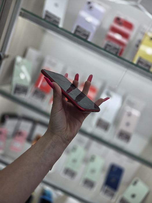 Humor GSM oferă spre vânzare / iPhone 11 / 128 GB / Red / Garanție 12 luni / Rate