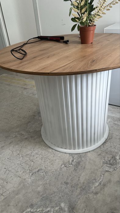 Стол трансформер, ұзындығы 2,5 м дейін барады.