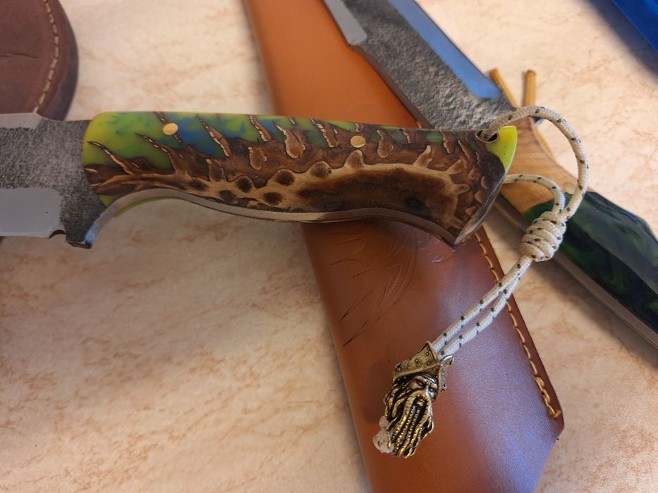 Cuțite vanatoare cu teaca, rășină, lemn maslin