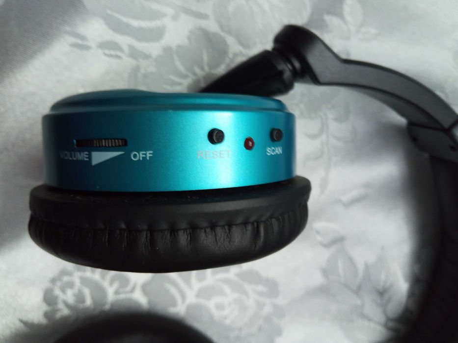 Casti audio cu semnal radio pe baterii