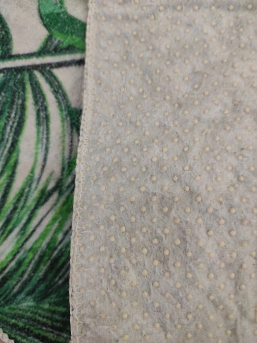 Продаётся коврик для ванной комнаты.яркий, с нескользящей поверхностью