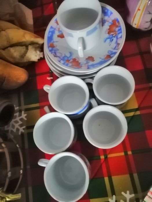 Vind set cescute cafea si farfurii pentru dulceata din portelan