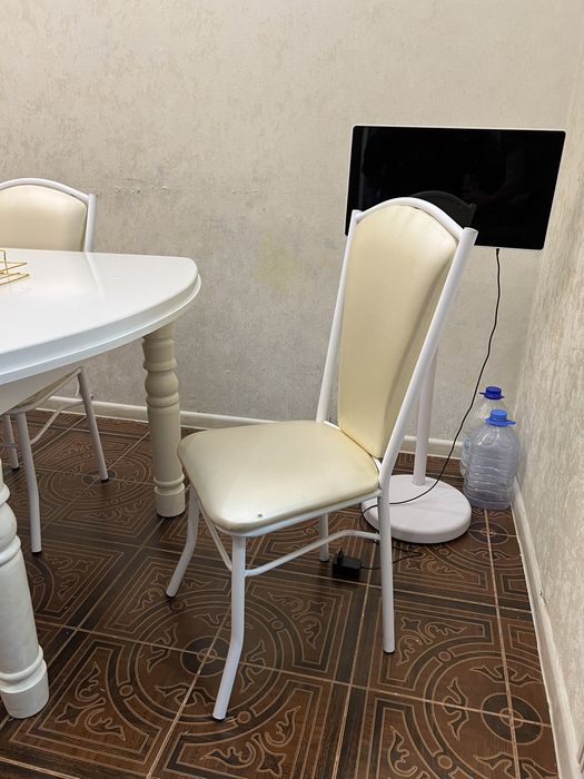 раздвижной стол со стулями