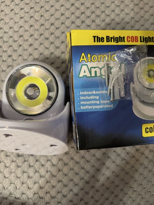 Lampă led cu senzor pe baterii