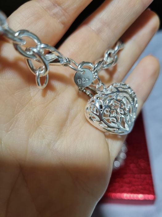 Сребърно колие и сърце