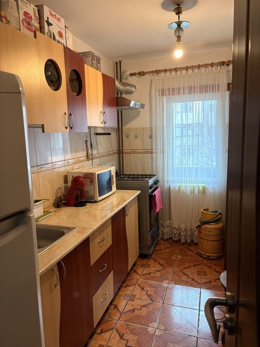 Inchiriez apartment cu 3 camere