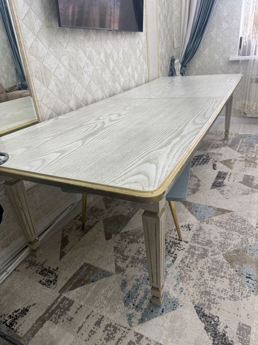 Продам стол для гостиной