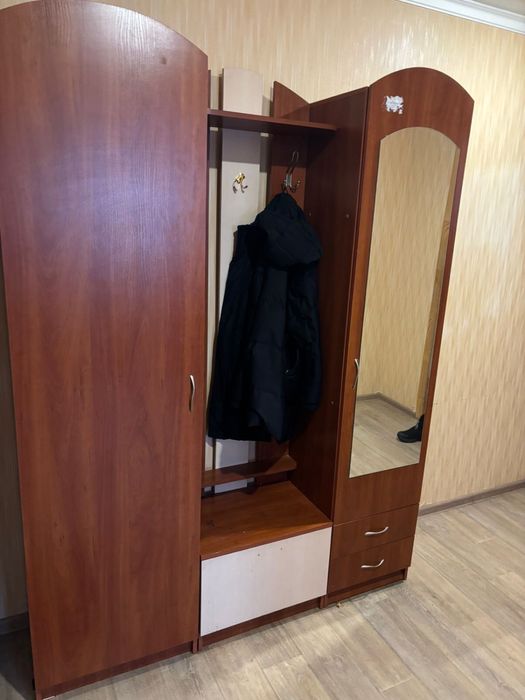 Шкаф для прихожей б/у целый