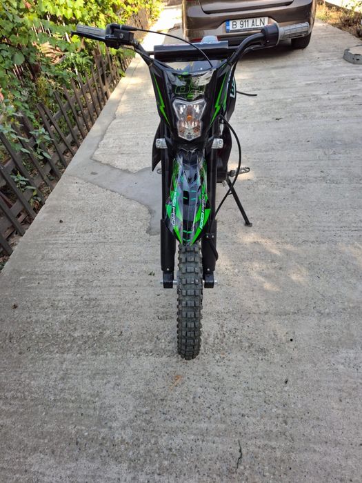 Vand enduro cu motor de 125cc,automat,dimensiunea rotilor este de17/14