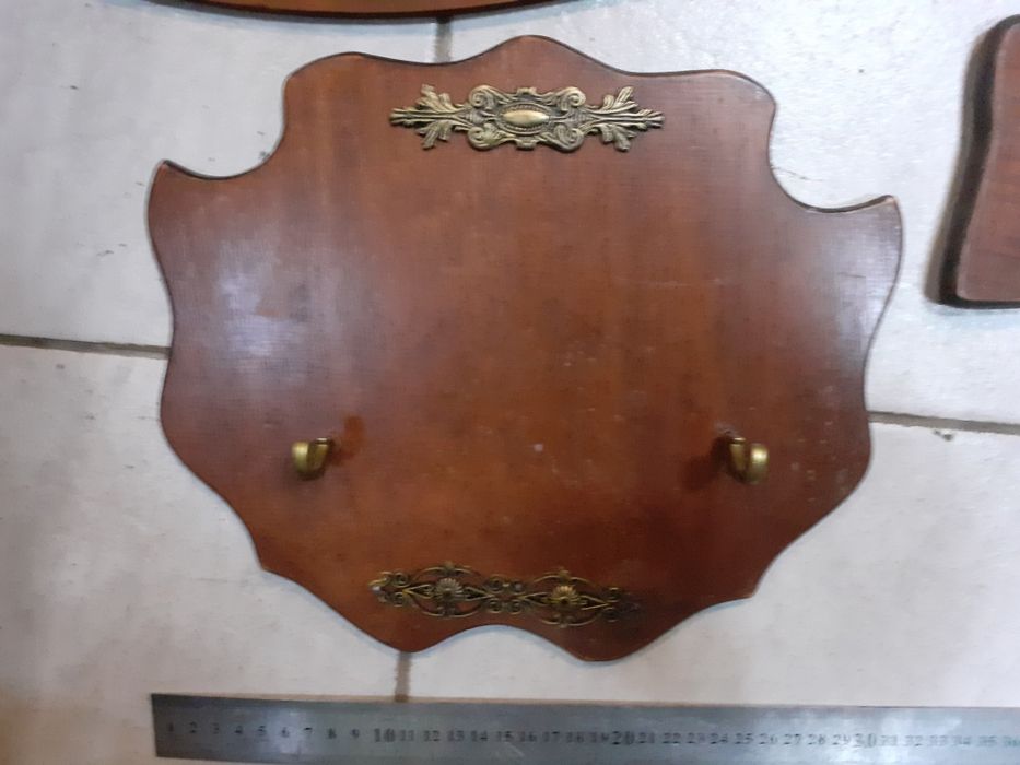 Дървена стойка за стена,за пистолет,нож,кама,кортик и др.