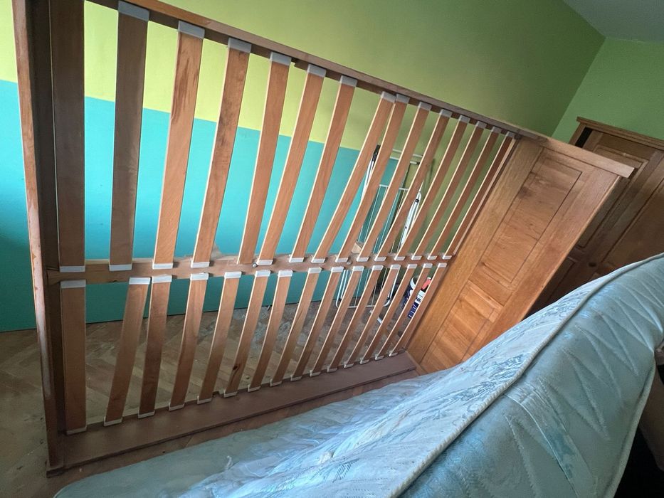 Pat dormitor cu saltea si un dulap