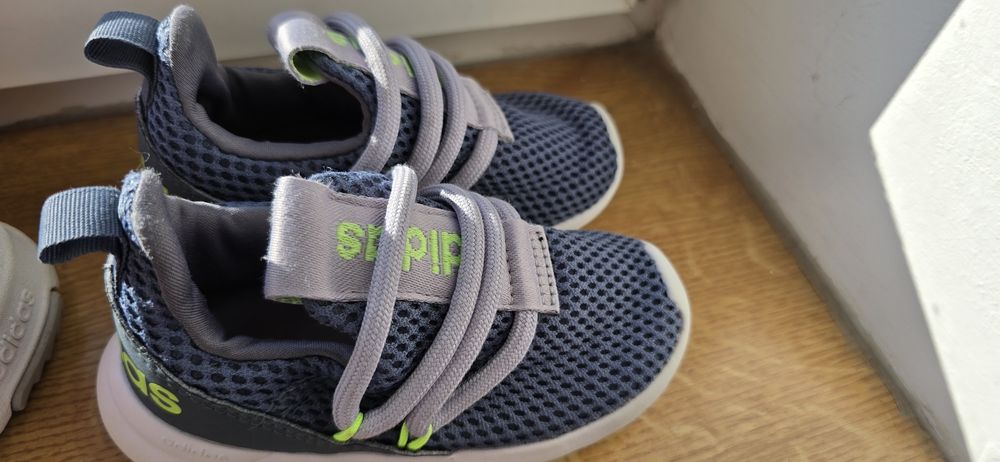 Vând adidasi Adidas 22