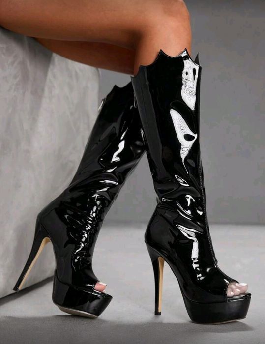 Черни лачени ботуши