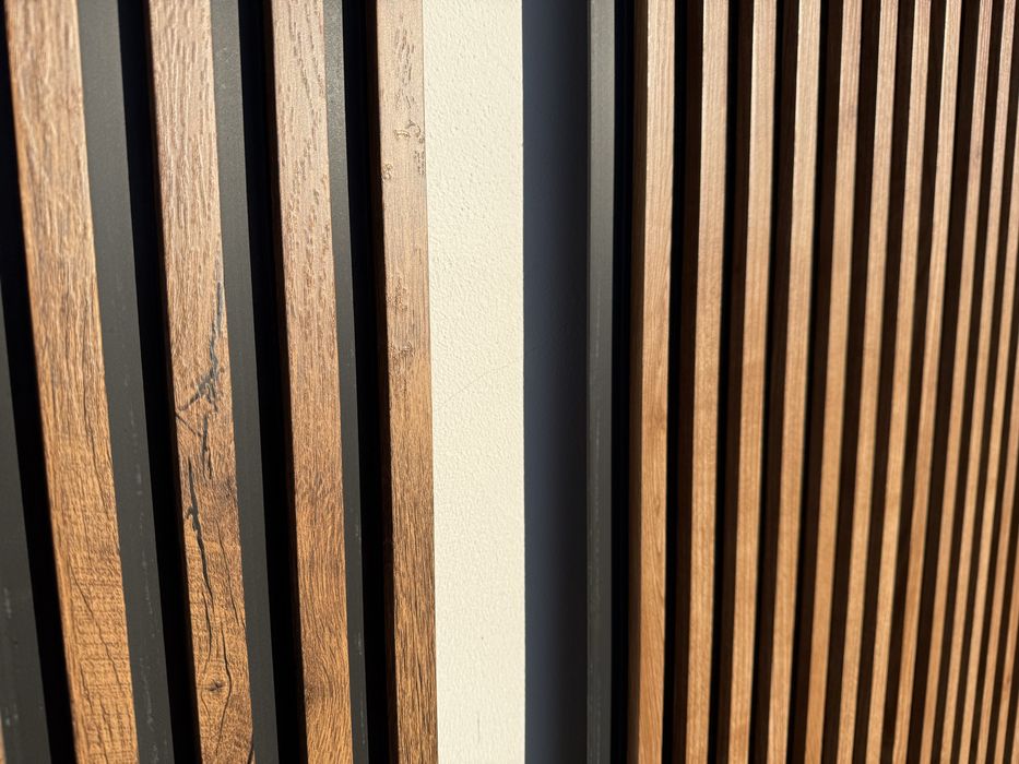 Riflaje decorative riflaj wpc nu mdf rezista la apa imitatie lemn si marmura alba fundal negru nu panză
