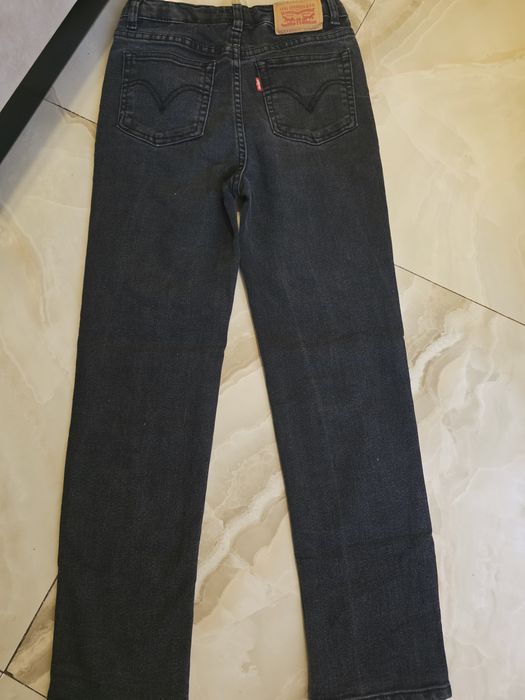 Blugi Levi's stare foarte bună o mică dungă  pe spate vezi foto mărimea 140 cm