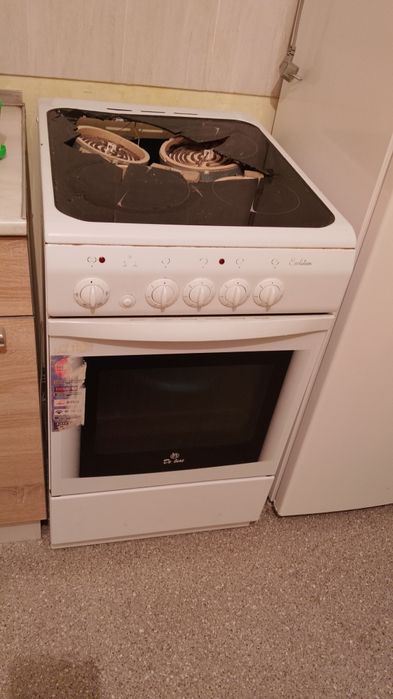 Продам электроплиту на запчасти.