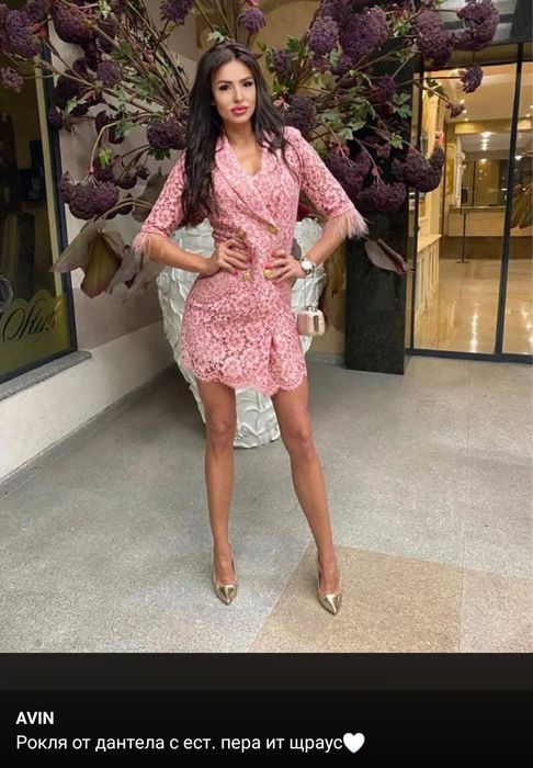 Розова рокля с щраусови пера Avin