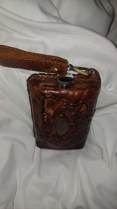 Манерка с кожен калъф