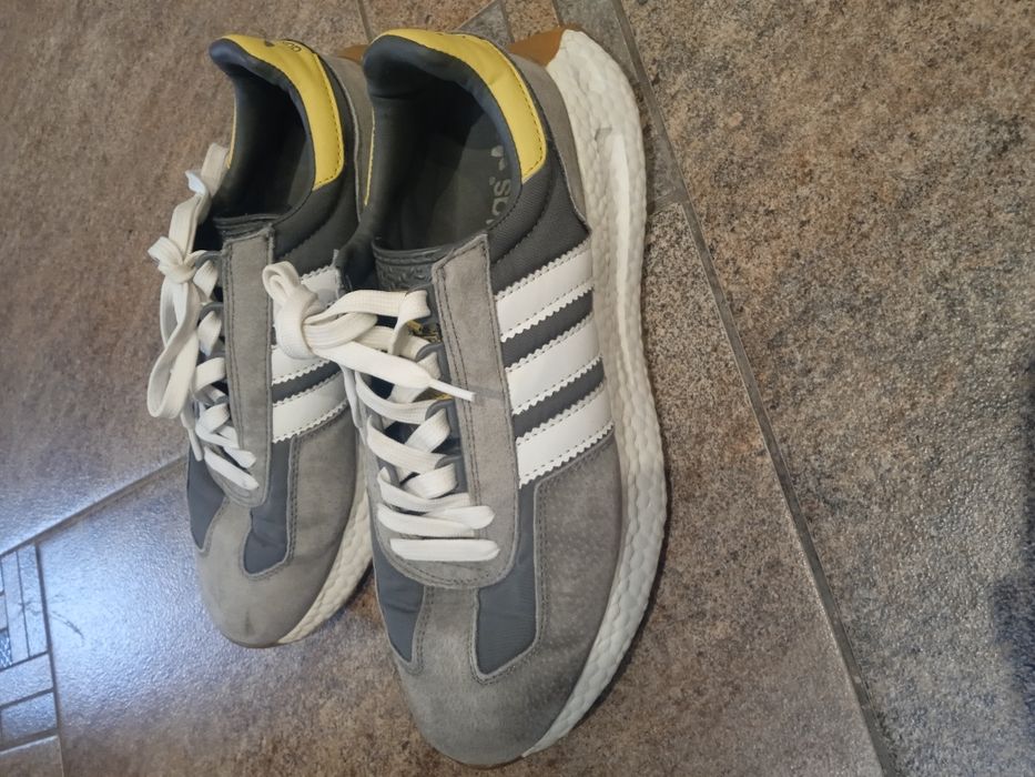 кроссовки бренда Adidas, модель Retropy E5