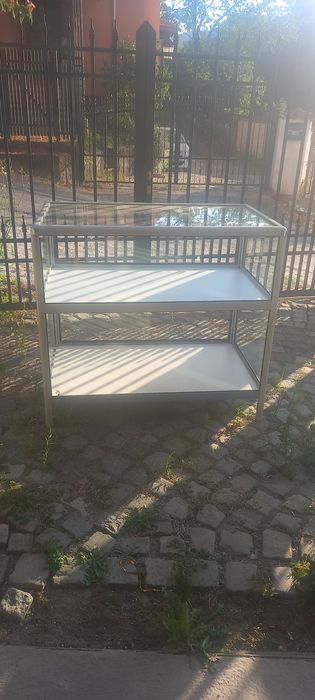 Продавам  охладителна витрина,светлина табела и др.неща.