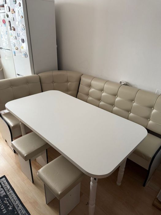 Стол и Стулья.