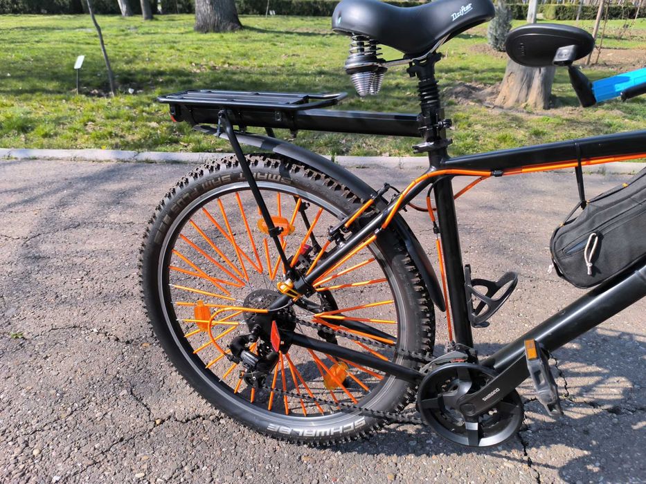 Vând bicicletă cu cadru de aluminiu.