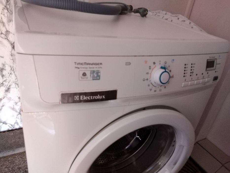 ПРОДАВАМ Автоматична пералня Елекролукс.