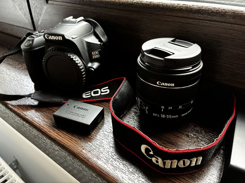 Aparat foto Canon EOS 250D DSLR aproape nou + geanta cadou