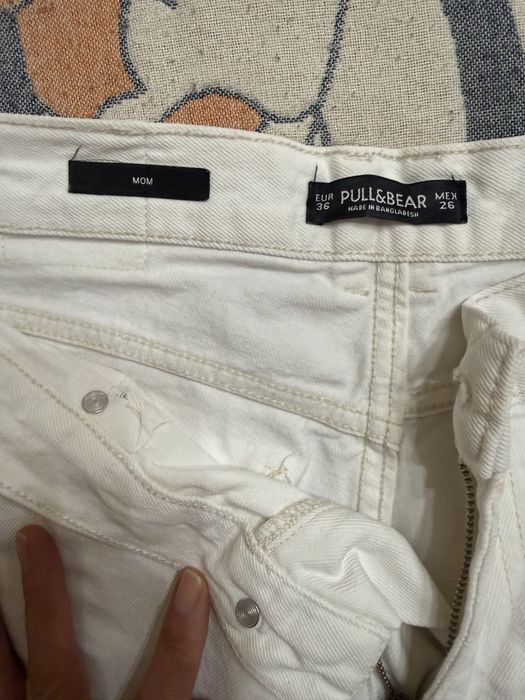 Продаю джинсы, белые, модель Mom. Бренд Pull&Bear