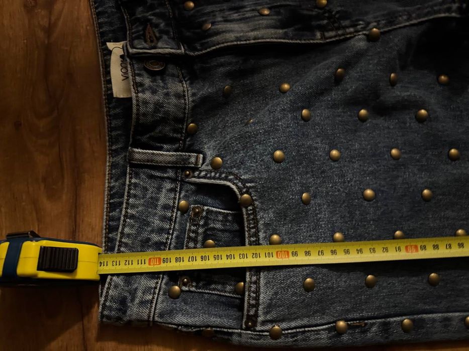 Джинсы с заклепками
