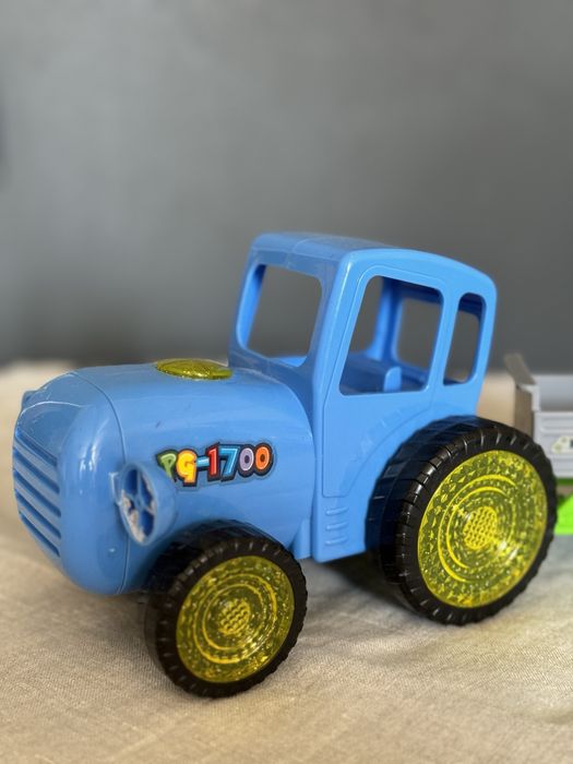 Трактор синий