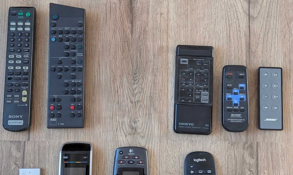 Vând mai multe telecomenzi: Sony, NAD, Logitech, Onkyo, Sharp