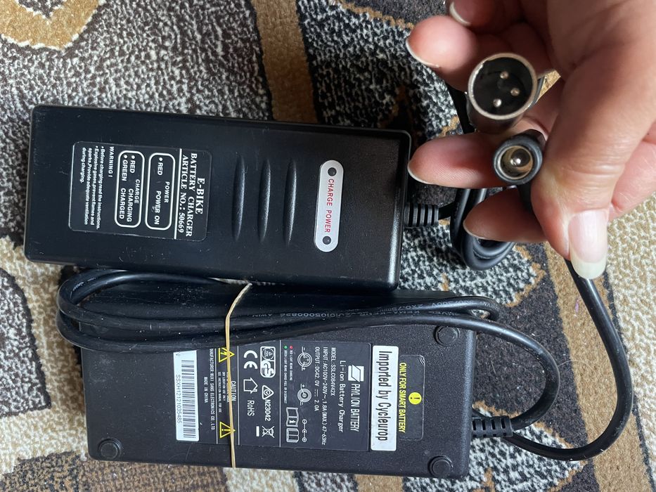 Vînd încarcatoare trotinete electrice
