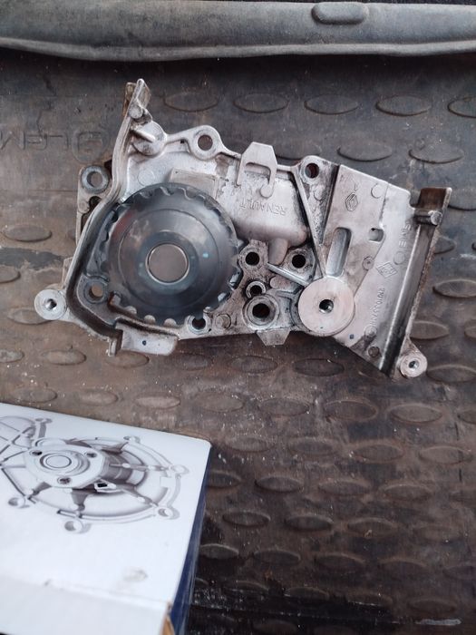 Помпа на Рено Дастер 1.6