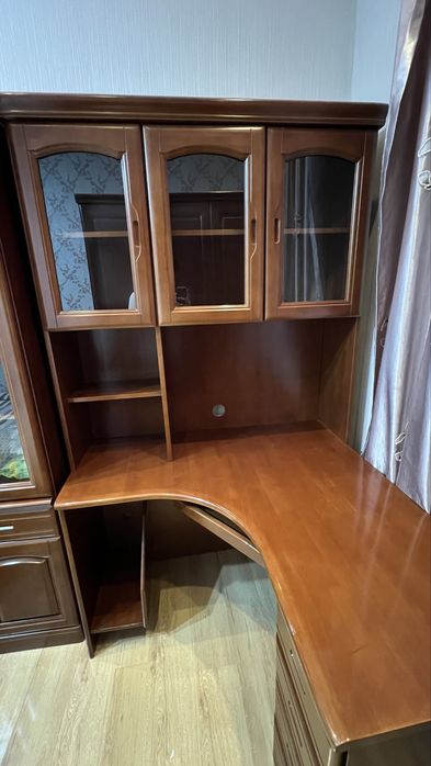 Компьютерный стол с полками