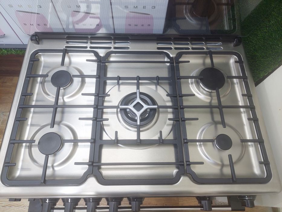 комбинированная кухонная плита бренда Beko.