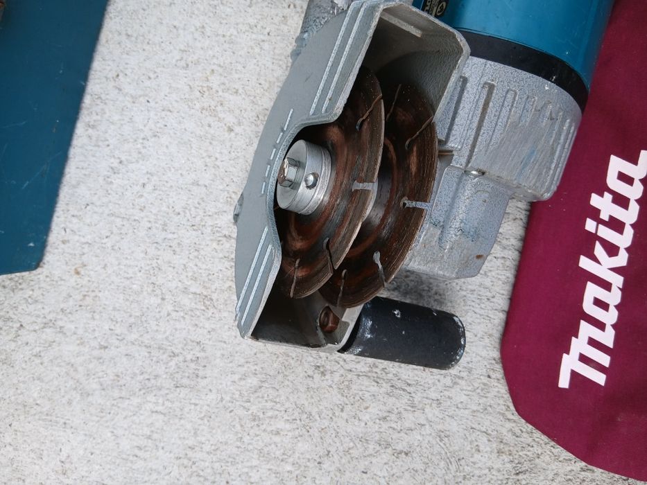 Професионална фреза за канали Makita 1800вата.