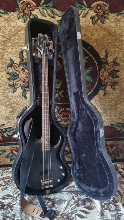 Бас-гитара Ibanez BTB200 Indonesia в чёрном матовом цвете.