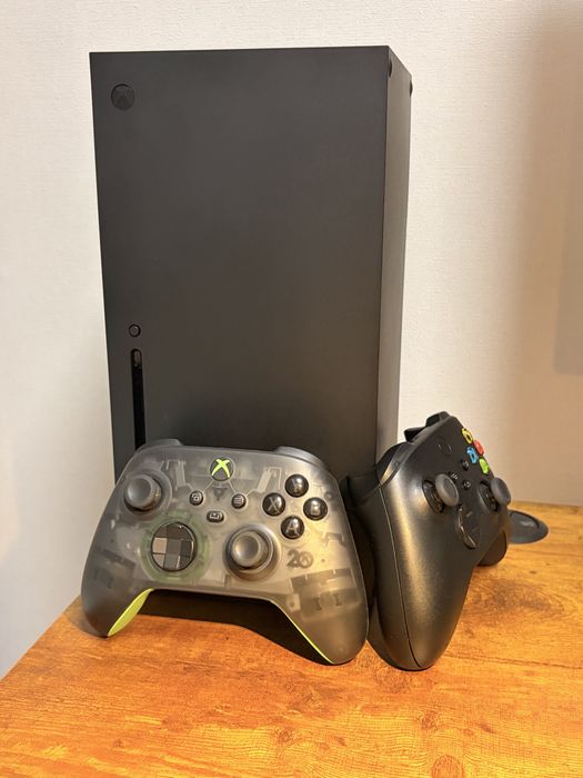 Xbox Series X 1Tb ,два геймпада