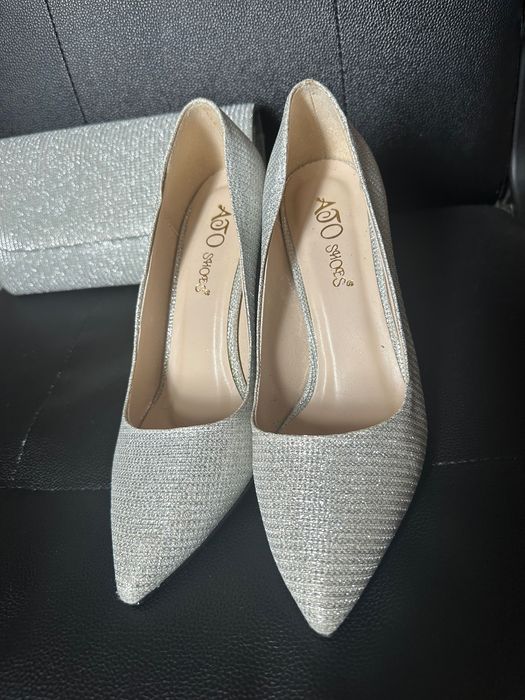 Обувки и чанта в сребристо за официален тоалет или абитуриентка