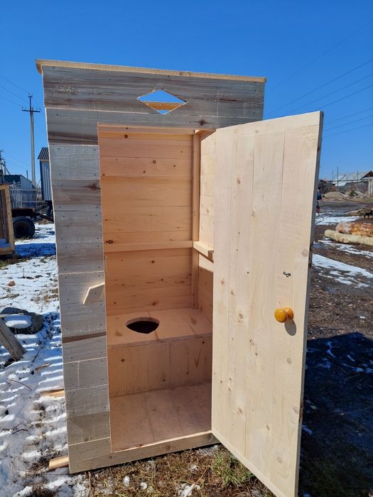 Туалет с сидушкой из дерева