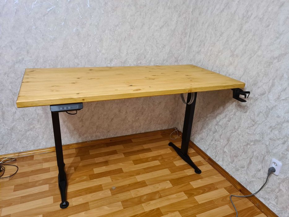 Регулируемый компьютерный стол