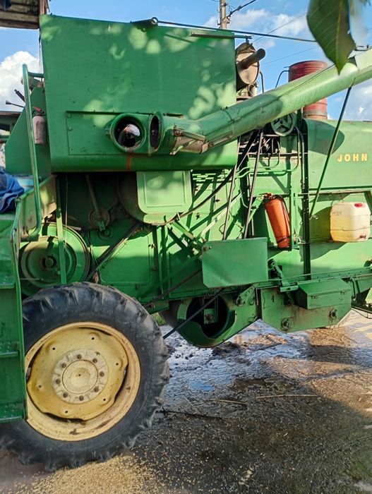 Vând combina John Deere 330