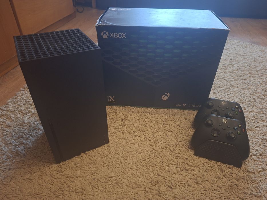 Xbox Series X 1TB Aproape Nou + 2 Controllere + Dock Venom + Cutie