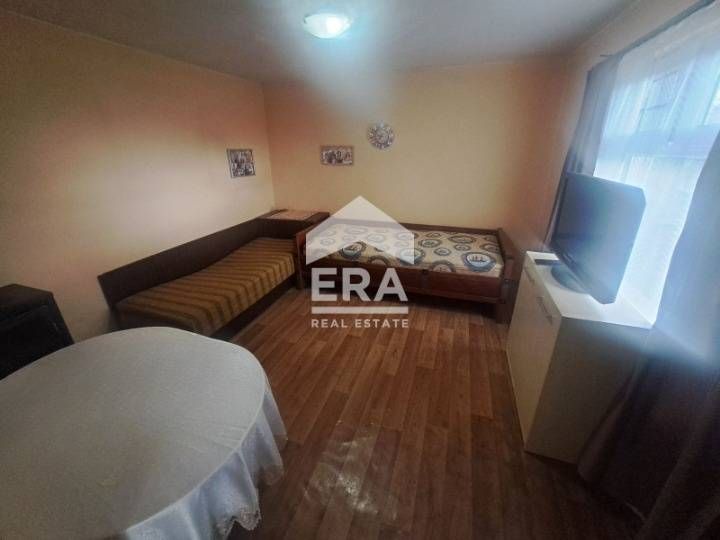 Къща със селскостопански постройки и масивен гараж в село Подвис