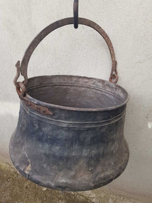 Голям меден котел с верига