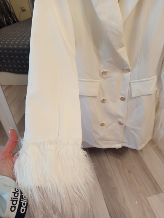 Бял блейзър с пера