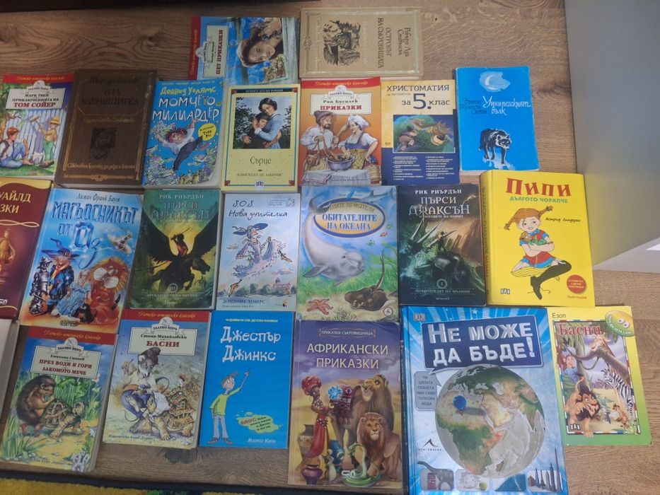 Продавам книги с леки следи от употреба